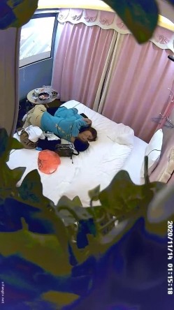 高校附近情趣酒店近视角荧幕主题房偷拍穿情侣服学生情侣带着宵夜开房过夜 截图6