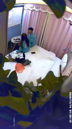 高校附近情趣酒店近视角荧幕主题房偷拍穿情侣服学生情侣带着宵夜开房过夜 截图7