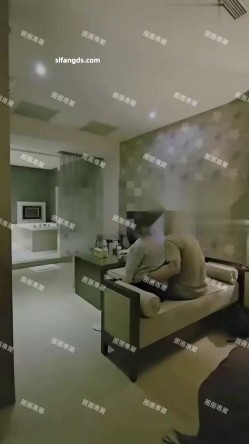 约啪大神，【圈圈】，单男灌醉兄弟，独享兄弟老婆，小母狗在老公眼前就开始发浪吃单男鸡巴 截图2