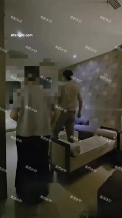 约啪大神，【圈圈】，单男灌醉兄弟，独享兄弟老婆，小母狗在老公眼前就开始发浪吃单男鸡巴 截图4