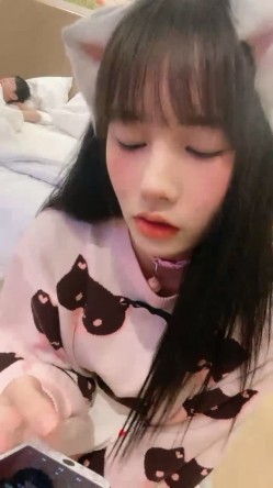 清纯系天花板！极品美少女！情趣耳朵超甜美，炮友掏出屌足交，脱下睡裤掰穴，第一视角操无毛小穴 截图2
