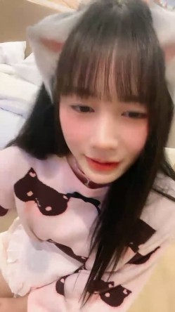 清纯系天花板！极品美少女！情趣耳朵超甜美，炮友掏出屌足交，脱下睡裤掰穴，第一视角操无毛小穴 截图3