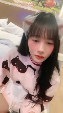 清纯系天花板！极品美少女！情趣耳朵超甜美，炮友掏出屌足交，脱下睡裤掰穴，第一视角操无毛小穴 截图4