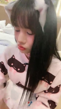 清纯系天花板！极品美少女！情趣耳朵超甜美，炮友掏出屌足交，脱下睡裤掰穴，第一视角操无毛小穴 截图5