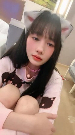 清纯系天花板！极品美少女！情趣耳朵超甜美，炮友掏出屌足交，脱下睡裤掰穴，第一视角操无毛小穴 截图9
