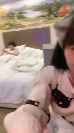 清纯系天花板！极品美少女！情趣耳朵超甜美，炮友掏出屌足交，脱下睡裤掰穴，第一视角操无毛小穴 截图10