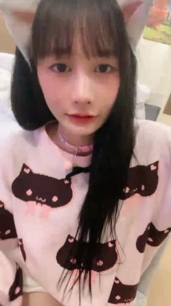 清纯系天花板！极品美少女！情趣耳朵超甜美，炮友掏出屌足交，脱下睡裤掰穴，第一视角操无毛小穴 截图11