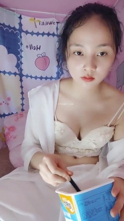 处女学生妹下海【白蔚】第一弹，初恋的感觉，完全放不开，榜一大哥在线调教 截图1