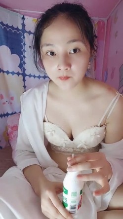处女学生妹下海【白蔚】第一弹，初恋的感觉，完全放不开，榜一大哥在线调教 截图2