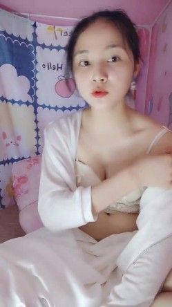 处女学生妹下海【白蔚】第一弹，初恋的感觉，完全放不开，榜一大哥在线调教 截图3