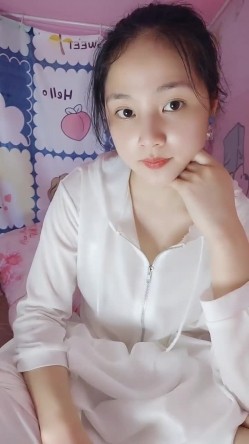处女学生妹下海【白蔚】第一弹，初恋的感觉，完全放不开，榜一大哥在线调教 截图4