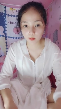 处女学生妹下海【白蔚】第一弹，初恋的感觉，完全放不开，榜一大哥在线调教 截图5