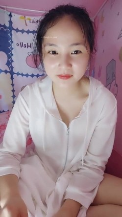 处女学生妹下海【白蔚】第一弹，初恋的感觉，完全放不开，榜一大哥在线调教 截图6