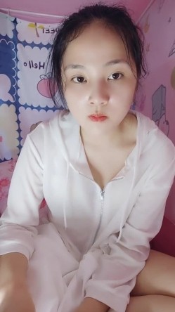处女学生妹下海【白蔚】第一弹，初恋的感觉，完全放不开，榜一大哥在线调教 截图7