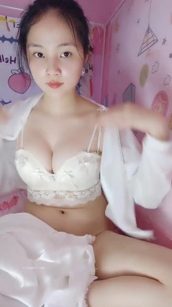 处女学生妹下海【白蔚】第一弹，初恋的感觉，完全放不开，榜一大哥在线调教 截图14