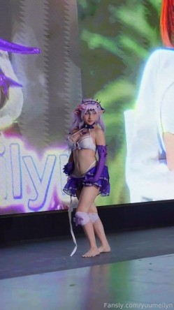 火爆各大成人平台的越南阿黑颜网黄Coser「Meiilyn」OF露脸自慰啪啪私拍合集 截图4