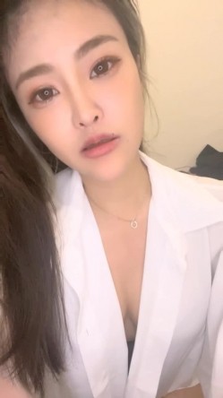 新女神下海！超美网红脸~【雪花糕】高跟丝袜~道具自慰！圆润翘臀撅起来，小逼逼真是漂亮 截图1