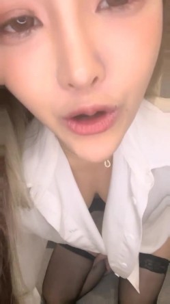 新女神下海！超美网红脸~【雪花糕】高跟丝袜~道具自慰！圆润翘臀撅起来，小逼逼真是漂亮 截图2