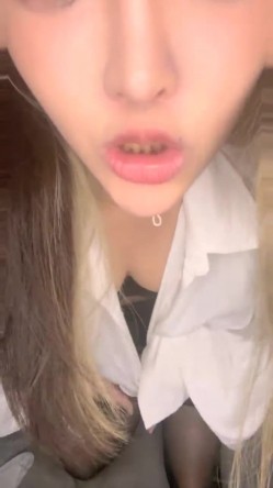 新女神下海！超美网红脸~【雪花糕】高跟丝袜~道具自慰！圆润翘臀撅起来，小逼逼真是漂亮 截图5
