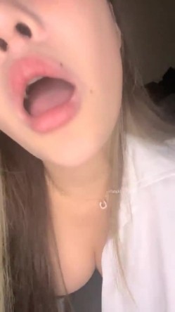 新女神下海！超美网红脸~【雪花糕】高跟丝袜~道具自慰！圆润翘臀撅起来，小逼逼真是漂亮 截图16