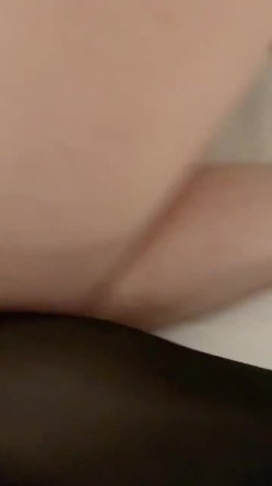 坐标北京，极品白富美人妻，【IManMan777】，望京街深夜露出，约单男3P，肤白貌美的尤物难 截图8