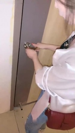 堂兄用零花钱骗到表妹户外公共厕所开苞破处 截图3