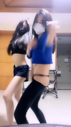 【最美极品流出】巨乳网红 抖音红人『周大萌』最新露点玩穴私拍流出 表情到位特骚 完美露脸 第一弹 截图4