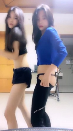 【最美极品流出】巨乳网红 抖音红人『周大萌』最新露点玩穴私拍流出 表情到位特骚 完美露脸 第一弹 截图6