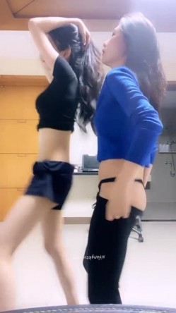 【最美极品流出】巨乳网红 抖音红人『周大萌』最新露点玩穴私拍流出 表情到位特骚 完美露脸 第一弹 截图7