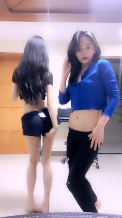 【最美极品流出】巨乳网红 抖音红人『周大萌』最新露点玩穴私拍流出 表情到位特骚 完美露脸 第一弹 截图9
