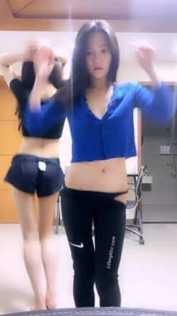【最美极品流出】巨乳网红 抖音红人『周大萌』最新露点玩穴私拍流出 表情到位特骚 完美露脸 第一弹 截图11