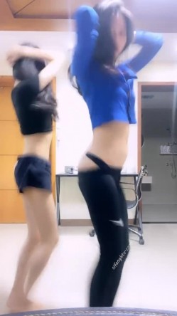 【最美极品流出】巨乳网红 抖音红人『周大萌』最新露点玩穴私拍流出 表情到位特骚 完美露脸 第一弹 截图12
