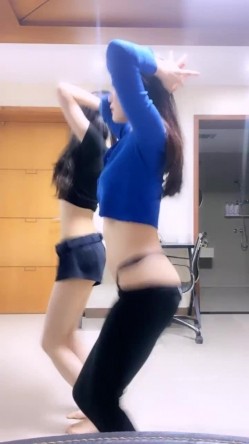 【最美极品流出】巨乳网红 抖音红人『周大萌』最新露点玩穴私拍流出 表情到位特骚 完美露脸 第一弹 截图14