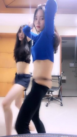 【最美极品流出】巨乳网红 抖音红人『周大萌』最新露点玩穴私拍流出 表情到位特骚 完美露脸 第一弹 截图15