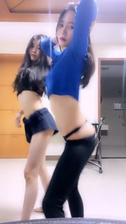 【最美极品流出】巨乳网红 抖音红人『周大萌』最新露点玩穴私拍流出 表情到位特骚 完美露脸 第一弹 截图16