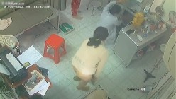 黑客破解医院妇科监控摄像头偷拍 男医生做B超阴超磨蹭温柔插入眼镜少妇不好意思看 截图3