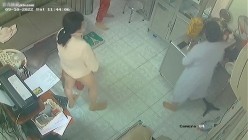 黑客破解医院妇科监控摄像头偷拍 男医生做B超阴超磨蹭温柔插入眼镜少妇不好意思看 截图6