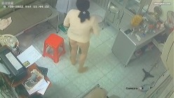 黑客破解医院妇科监控摄像头偷拍 男医生做B超阴超磨蹭温柔插入眼镜少妇不好意思看 截图10