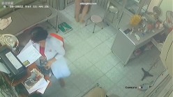 黑客破解医院妇科监控摄像头偷拍 男医生做B超阴超磨蹭温柔插入眼镜少妇不好意思看 截图11