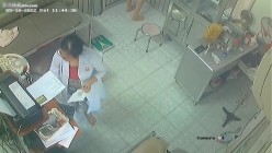 黑客破解医院妇科监控摄像头偷拍 男医生做B超阴超磨蹭温柔插入眼镜少妇不好意思看 截图12