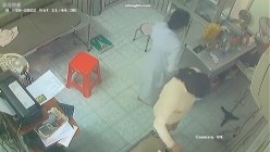 黑客破解医院妇科监控摄像头偷拍 男医生做B超阴超磨蹭温柔插入眼镜少妇不好意思看 截图14