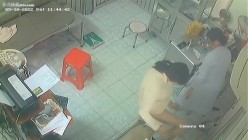 黑客破解医院妇科监控摄像头偷拍 男医生做B超阴超磨蹭温柔插入眼镜少妇不好意思看 截图15
