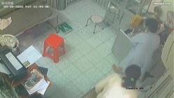黑客破解医院妇科监控摄像头偷拍 男医生做B超阴超磨蹭温柔插入眼镜少妇不好意思看 截图16