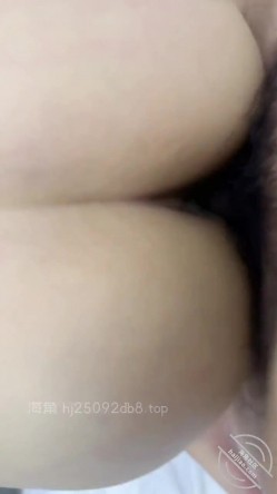 【奶子即正义】大神最新作！老婆首次尝试3P换妻，被喊来的猛男 狠狠地干了50分钟，哭着求饶 截图5