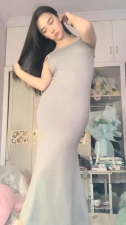 明星脸，几万粉丝的小网红【偷走一头猪】清秀女神~长腿骚舞~道具黑牛~逼会下蛋，走在街上回头率肯定高！~撸管佳作 截图1