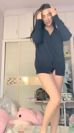 明星脸，几万粉丝的小网红【偷走一头猪】清秀女神~长腿骚舞~道具黑牛~逼会下蛋，走在街上回头率肯定高！~撸管佳作 截图4