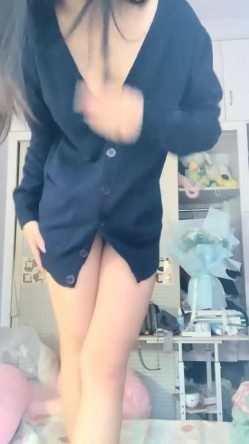 明星脸，几万粉丝的小网红【偷走一头猪】清秀女神~长腿骚舞~道具黑牛~逼会下蛋，走在街上回头率肯定高！~撸管佳作 截图5