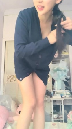 明星脸，几万粉丝的小网红【偷走一头猪】清秀女神~长腿骚舞~道具黑牛~逼会下蛋，走在街上回头率肯定高！~撸管佳作 截图7