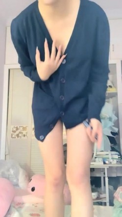 明星脸，几万粉丝的小网红【偷走一头猪】清秀女神~长腿骚舞~道具黑牛~逼会下蛋，走在街上回头率肯定高！~撸管佳作 截图8