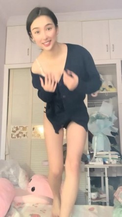 明星脸，几万粉丝的小网红【偷走一头猪】清秀女神~长腿骚舞~道具黑牛~逼会下蛋，走在街上回头率肯定高！~撸管佳作 截图9